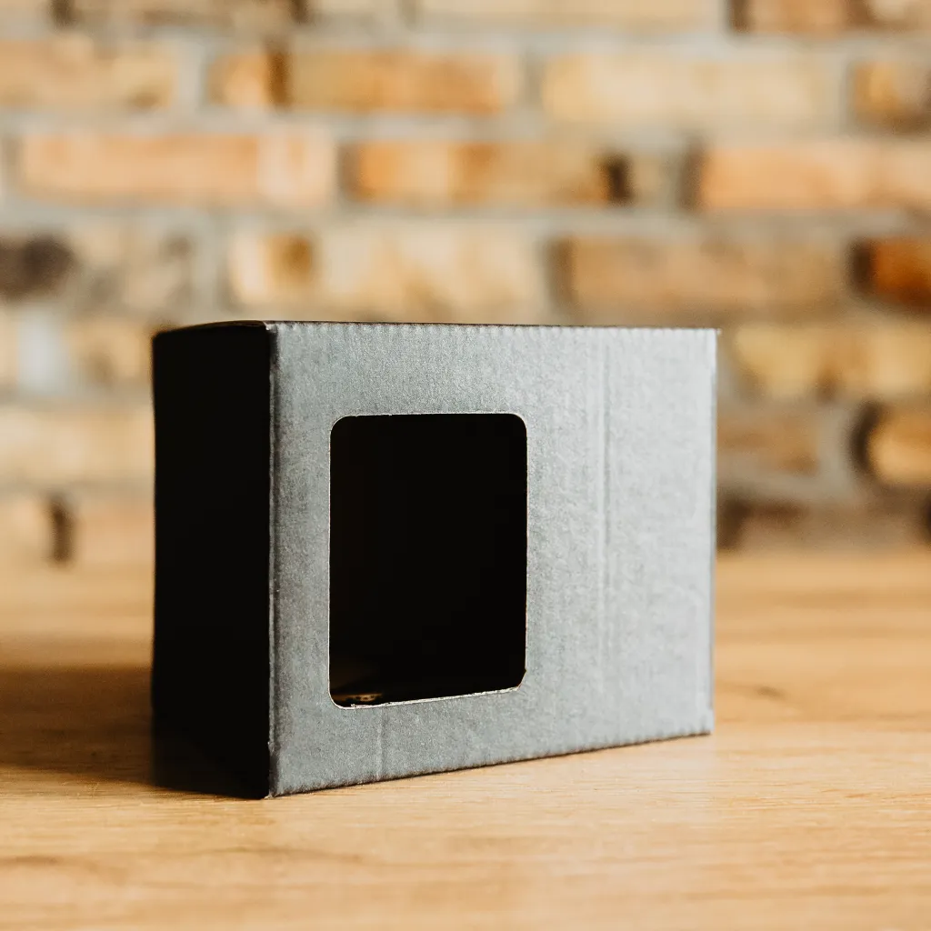 Czarny kartonik na kubek